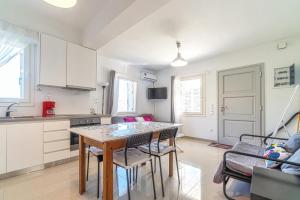 Nhà bếp/bếp nhỏ tại Bright & Cozy Home, 5 mins to Andros Town