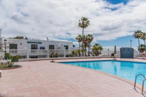 Bazén v ubytovaní Casa Anemona with terrace shared pool sea views and free wifi alebo v jeho blízkosti