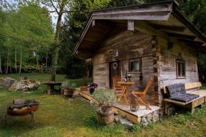 ein kleines Blockhaus mit einem Tisch und einer Bank in der Unterkunft Steinbachhof Chiemsee in Bernau am Chiemsee