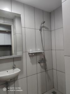 La salle de bains est pourvue d'une douche et d'un lavabo. dans l'établissement Studio standard A by DA Room, à Pekayon Satu