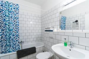 a bathroom with a toilet and a sink and a shower curtain at Apartment 120 qm -3 Schlafzimmer-2 Bäder- für 8 Gäste in Düsseldorf