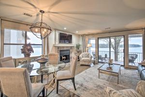 Ruang duduk di Boat Slip Lake Hamilton Condo in Hot Springs!