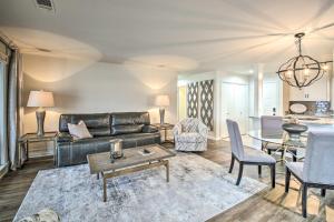 Ruang duduk di Boat Slip Lake Hamilton Condo in Hot Springs!