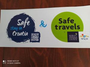 een bord waarop staat: blijf en blijf in croatia en reis veilig bij Apartman Snježana in Fažana