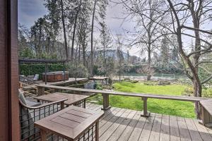 Zahrada ubytování Serene Riverfront Escape with Hot Tub and Views!