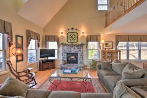 - un salon avec un canapé et une cheminée dans l'établissement Hayesville Mountain Cabin with Porch and Valley Views!, à Hayesville