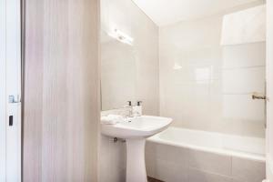 Ванна кімната в Comfy Apartment by Olala Homes