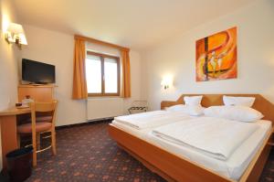 Łóżko lub łóżka w pokoju w obiekcie Hotel-Restaurant Teuschler-Mogg Bad Waltersdorf inklusiv Genusscard