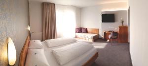 Una cama o camas en una habitación de Hotel-Restaurant Teuschler-Mogg inklusiv Genusscard