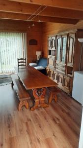 einen großen Holztisch in einem Zimmer mit einem Schlafzimmer in der Unterkunft La Datcha d'Elena in La Chapelle-de-Guinchay