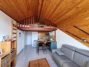 a living room with a couch and a table at Agréable T3 mezzanine jusqu'à 5 personnes in Briançon