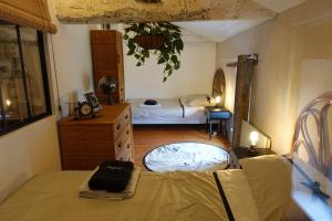 Ein Zimmer mit einem Bett und ein Zimmer mit einer Bettfläche in der Unterkunft Gîte 4 étoiles avec hébergement insolite - 10 personnes in Foussais