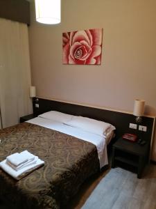 A bed or beds in a room at Hotel Eden