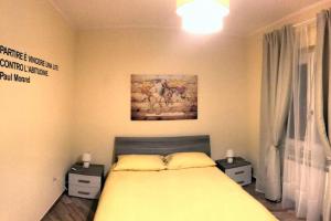 een slaapkamer met een groot bed met 2 nachtkastjes bij CASA CANTONIERA-GUEST HOUSE : COSTRUITE IL VIAGGIO in Pompei