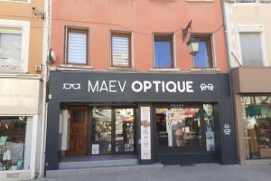a store with a sign that reads do may originate at Cœur de ville au 1er 66M2, vu sur la place in Gap
