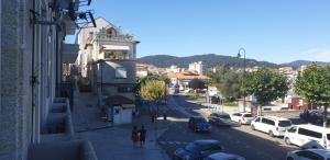 Blick auf eine Straße mit geparkten Autos in der Unterkunft PISO MONTERO RÍOS 18 in Cangas