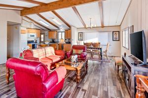 Televisyen dan/atau pusat hiburan di Downtown Harrison Lakefront Getaway