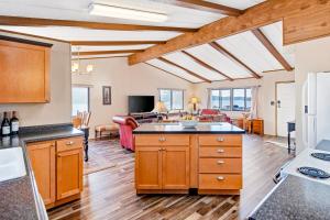 Fotografie z fotogalerie ubytování Downtown Harrison Lakefront Getaway v destinaci Harrison