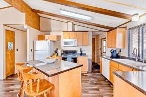 Fotografie z fotogalerie ubytování Downtown Harrison Lakefront Getaway v destinaci Harrison