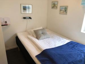 Säng eller sängar i ett rum på Hotell Turistgården i Simrishamn