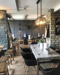 een eetkamer met een grote tafel en stoelen bij Mocha Newcastle in Galway