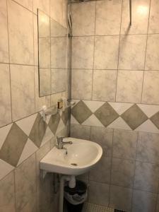 Koupelna v ubytování Hotell Turistgården i Simrishamn + 37 fotografií