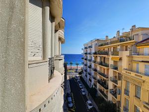 una vista del océano desde los edificios en Nestor&Jeeves - GLORIA BEACH - Very close sea - Prestigious building, en Niza