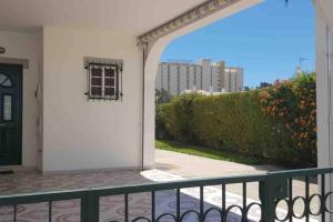 - une vue depuis le balcon d'une maison dans l'établissement Moradia em Altura! Beach House, à Altura