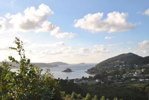 Blick auf das Meer von einem Hügel aus in der Unterkunft Complexo Alameda in Viveiro