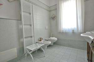 Koupelna v ubytování Orange Apartment In Marciaga di Costermano + 16 fotografií
