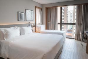 Postel nebo postele na pokoji v ubytování LK Design Hotel Florianópolis