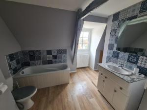 Koupelna v ubytování Un écrin de nature 14p - Bain Nordique - Sauna en option - Baby foot - Fléchettes - Pétanque + 38 fotografií