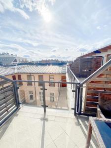- Balcón con vistas a un edificio en Loft with Rooftop and Garage, en Budapest