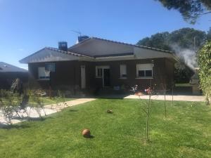 a house with smoke coming out of the front yard at Chale a 25 minutos de Madrid cerca de Somosierra in El Casar de Talamanca