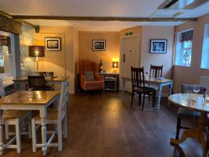 Habitación con mesas, sillas y sala de estar. en The Dartmoor Inn at Lydford, en Lydford