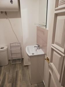 uma casa de banho branca com um lavatório e um WC em Vėjo 16 em Biržai