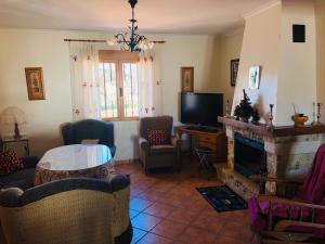 A seating area at Chalet Embalse Bermejales