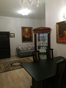een woonkamer met een tafel en een bank bij Golden Amber Apartment in Liepāja