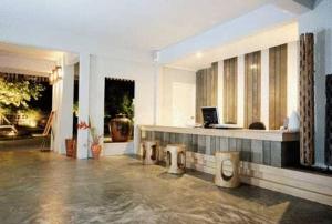 un vestíbulo de un edificio con un escritorio en Bari Lamai Resort, en Ban Phe