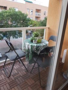 - Balcón con mesa y 2 sillas en Lovely 2 bedroom apartment close to Denia Castle., en Denia