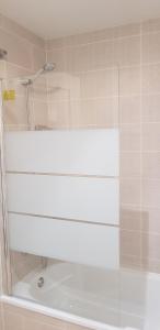 y baño con ducha de cristal y bañera. en Lovely 2 bedroom apartment close to Denia Castle., en Denia