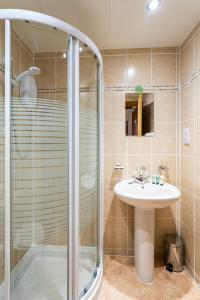 bagno con lavandino e doccia di The Village Inn a Longframlington