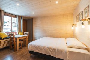 Voodi või voodid majutusasutuse Hotel Les Lutins toas