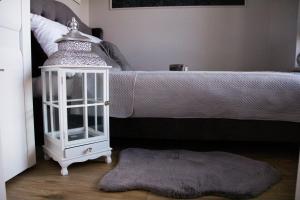 Łóżko lub łóżka w pokoju w obiekcie APARTAMENT w CENTRUM-GARAŻ