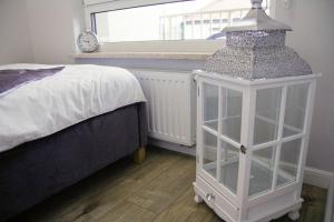 Łóżko lub łóżka w pokoju w obiekcie APARTAMENT w CENTRUM-GARAŻ