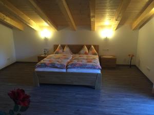 Tempat tidur dalam kamar di Ferienwohnung Restenlehen