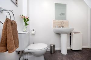 Bilik mandi di Finest Retreats - Ellie-Jo Cottage +20 gambar