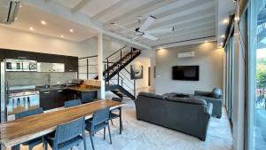 cocina y sala de estar con mesa y sillas en SKY PENTHOUSES 3BR 3,5 BTH - 6BR 5,5BTH at OCEANO, en Jacó