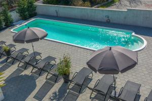 Bazén v ubytování ROYAL CHOICE WITH POOL nebo v jeho okolí