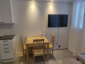 Una mesa de comedor con sillas y un televisor en la pared. en Levi Ski-Star 314, en Levi 4 fotos más